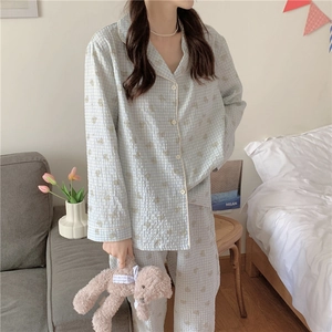 Ensemble pyjama à carreaux bleus pour femmes avec motifs d'ours et haut boutonné chic
