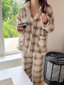 Détail de pyjama épais en peluche à carreaux avec col et poches pour la chaleur d'hiver