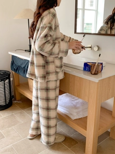 Détail d'un pyjama en flanelle chaude pour femme avec texture douce et motif à carreaux