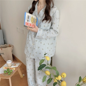 Détail du pyjama à carreaux bleus avec imprimé ours, col à revers et boutonnage