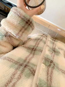 Détail d'un pyjama épais en flanelle à carreaux avec texture douce et boutons blancs