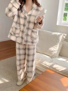 Détail d'un pyjama en peluche à carreaux roses avec tissu polaire doux et poches