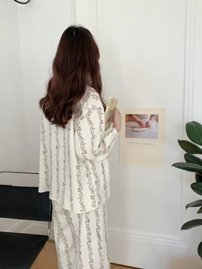 Vue arrière d'un ensemble pyjama à fleurs crème avec des motifs de vignes vertes