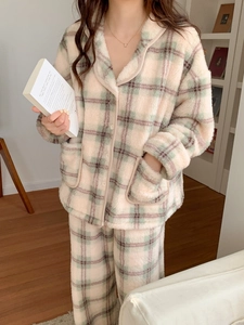 Détail d'un pyjama épais en flanelle à carreaux avec texture douce et col à revers boutonné