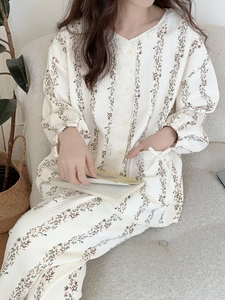 Détails de pyjama à fleurs doux avec bordure en dentelle et poches à nœuds pour femme