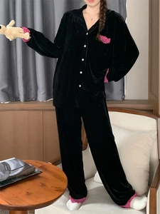 Détails de l'ensemble pyjama en velours noir avec bordure dentelle rose et boutons