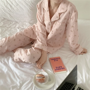 Gros plan sur l'ensemble pyjama à carreaux roses avec motifs ours et texture douce