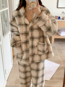 Détail d'un ensemble pyjama en flanelle à carreaux avec texture douce et boutonnage