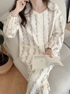 Détail du haut de pyjama à fleurs en maille gaufrée avec dentelle et boutonnage