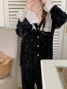 Détail du pyjama en velours noir gaufré avec col et poignets à volants blancs