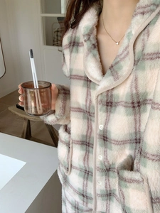 Détails du pyjama épais en polaire pour femme avec motif à carreaux et boutons classiques