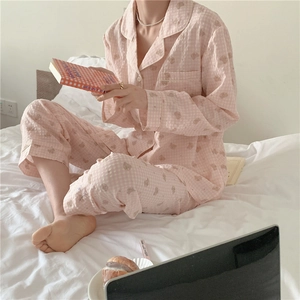 Détail d'un pyjama à carreaux roses avec oursons sur un ensemble de nuit confortable