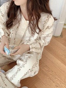 Détail de pyjama matelassé crème à fleurs montrant la texture douce et le cardigan