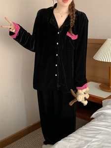 Détail d'un pyjama en velours avec dentelle rose dans une chambre chaleureuse