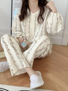 Détail du pyjama fleuri pour femme avec cardigan boutonné et poignets élastiques