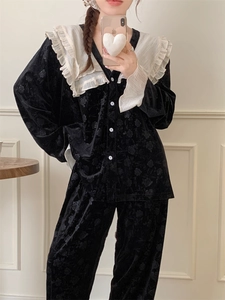 Détails du pyjama en velours noir pour femmes avec grand col à volants blancs et fleurs 3D