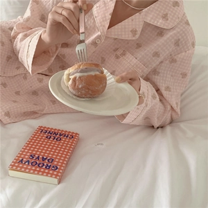 Pyjama à carreaux rose avec motifs ours dans un cadre de vie à la maison confortable