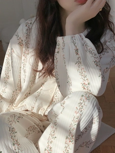Détail de l'ensemble pyjama matelassé à fleurs avec texture douce et chaude