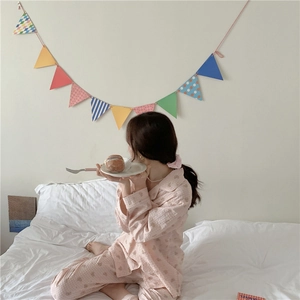 Détail d'un pyjama rose en maille gaufrée avec motifs de cœurs et col à revers chic