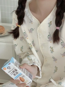 Detail of floral air-cotton pajama top with lace collar and elastic cuffs for winter