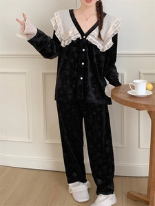 Détail du pyjama en velours floral avec col en dentelle blanche et poignets volantés