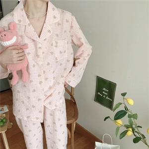Vue détaillée du pyjama rose à carreaux avec imprimé ours et texture de tissu doux