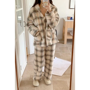Pyjama chaud en peluche épaisse avec haut à carreaux verts et pantalon en polaire