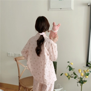 Vue arrière du pyjama à carreaux roses avec motifs d'ours en décor intérieur douillet