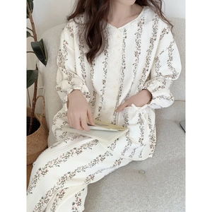 Pyjama femme deux pièces en gaze de coton crème avec motifs floraux et poches en dentelle