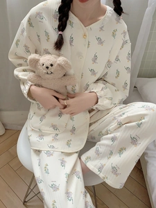 Detail of floral print winter pajamas for women with lace collar and front pockets