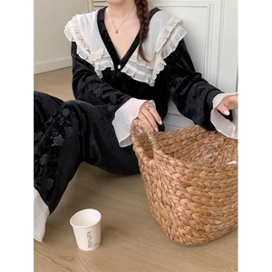 Pyjama vintage en velours pour femmes avec col en dentelle blanche et fleurs en relief