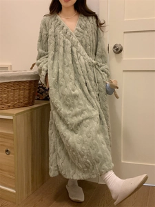Détail de chemise de nuit épaisse en polaire corail vert clair à motif torsadé