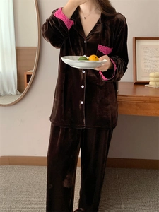 Vue détaillée du pyjama en velours marron foncé avec bordure en dentelle magenta chic