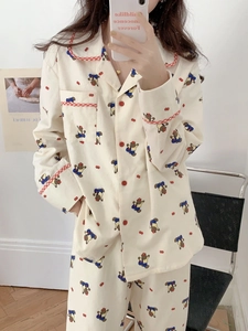 Détails du pyjama en coton doux avec motifs d'ours et bordures à carreaux rouges