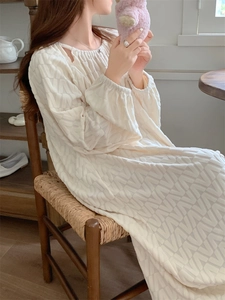Dettaglio del set loungewear crema a maniche lunghe con morbida trama a scacchi