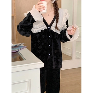 Ensemble de pyjama en velours vintage avec motifs floraux et col à volants blanc