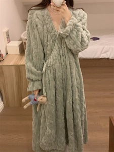 Détail de chemise de nuit en polaire corail vert menthe avec maille torsadée