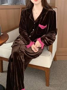 Détail de l'ensemble de pyjama en velours marron avec bordure en dentelle rose vif