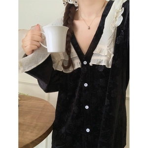 Pyjama femme en velours avec gaufrage rose et col à volants contrastés en V