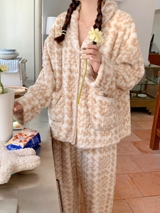Dettaglio del pigiama in peluche spesso con motivo a onde marroni e morbido pile