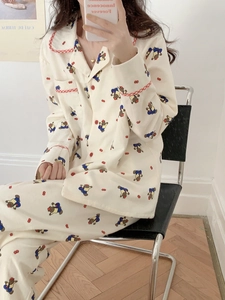 Détail de pyjama en coton doux avec ours mignons et finitions à carreaux rouges