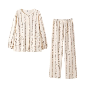 Ensemble pyjama femme crème à manches longues avec imprimé floral et détails dentelle