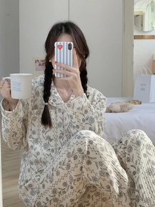 Détail du pyjama pour femme en coton matelassé chaud avec imprimé fleuri et col à revers