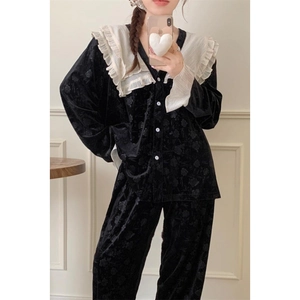 Pyjama femme en velours noir avec col en dentelle blanche et manches longues