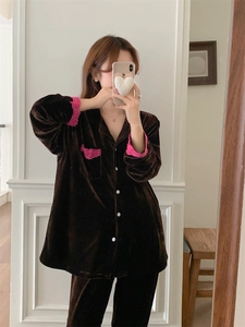 Détails du pyjama en velours avec bordures en dentelle et fermeture boutonnée élégante