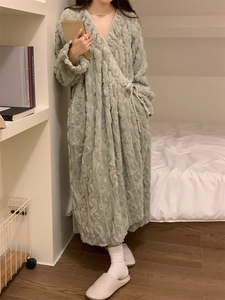 Détail du peignoir en polaire corail vert menthe doux avec tissu pelucheux et col en V