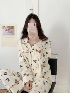 Détail d'un pyjama doux en coton avec imprimés ours et bordures à carreaux rouges et blancs