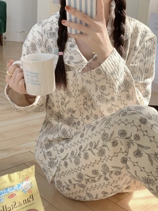 Selfie miroir montrant un pyjama matelassé blanc crème avec des motifs floraux gris