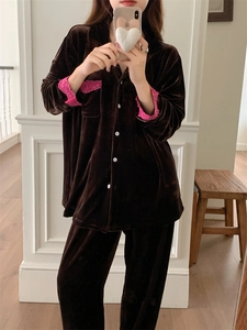 Détail d'un pyjama en velours chocolat noir avec bordure en dentelle magenta