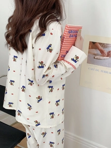 Détail d'un pyjama en coton pour femme avec imprimés ours mignons et poignets à carreaux